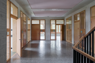 Vorbereich Unterrichtsräume im 1. Obergeschoss mit Kunststeinplatten als Bodenbelag, Akustikdecke und Schreinerarbeiten (© Roland Bernath, Zürich)